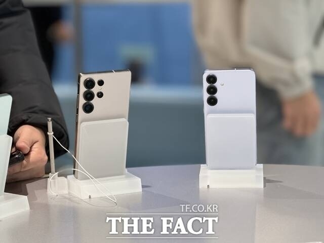 삼성전자 갤럭시S26 시리즈의 가격이 얼마나 오를지 업계 관심이 쏠리고 있다. 사진은 전작 갤럭시S25 시리즈. /더팩트 DB
