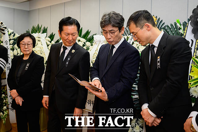 한명숙 전 총리, 정청래 더불어민주당 대표, 유시민 작가, 김상욱 의원(왼쪽부터)가 30일 오후 서울 종로구 서울대학교병원 장례식장에 마련된 故 이해찬 전 국무총리의 빈소에서 대화하고 있다. /사진공동취재단