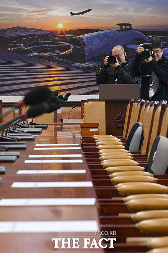 12.29 여객기 참사 국조특위 마지막 날. 비어 있는 민주당 의원들의 자리.