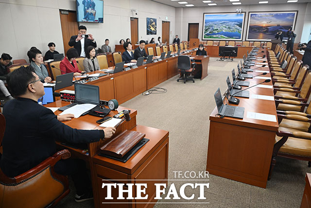 12.29 여객기 참사 진상규명을 위한 국정조사특별위원회 전체회의가 30일 오전 서울 여의도 국회에서 열린 가운데 더불어민주당 의원들의 자리가 비어있다. /국회=남용희 기자