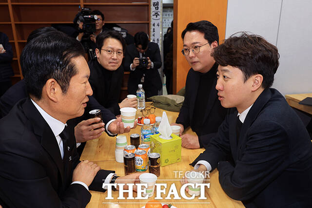 이준석 개혁신당 대표가 30일 오후 서울 종로구 서울대학교병원 장례식장에 마련된 고(故) 이해찬 전 국무총리의 빈소에서 조문을 마친 후 정청래 더불어민주당 대표와 대화하고 있다. /사진공동취재단