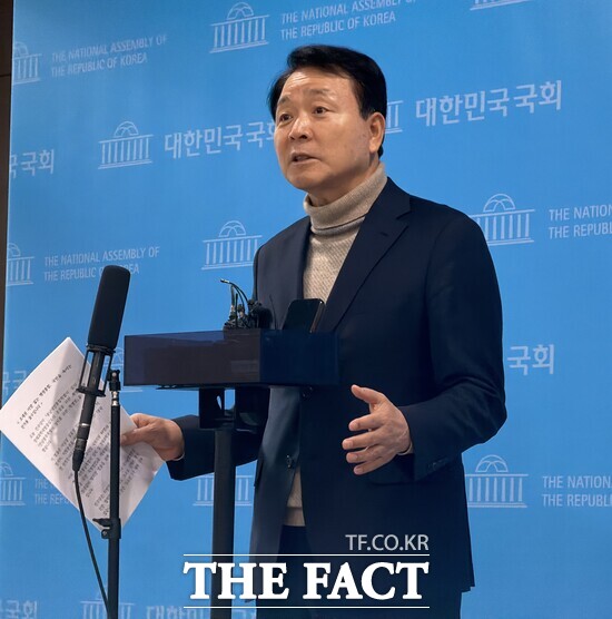 성일종 의원이 30일 국회 소통관에서 충남·대전 행정통합과 관련, 민주당이 이날 밝힌 통합안에 대해 날선 비판을 하고 있다. /성일종 의원실