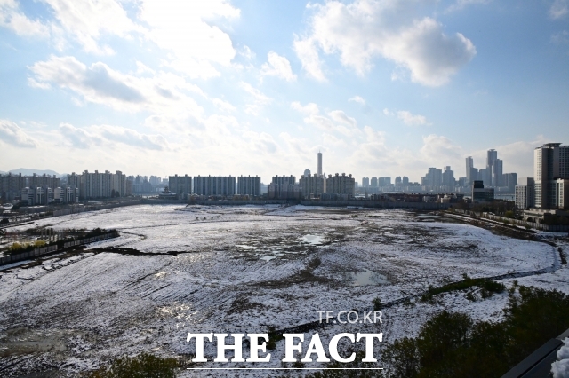 정부가 1·29 대책을 통해 용산국제업무지구에 1만가구를 공급하겠다고 하자 한남뉴타운 등을 중심으로 용산구 주민들이 반발하고 있다. 사진은 용산국제업무지구 부지 모습. /더팩트 DB