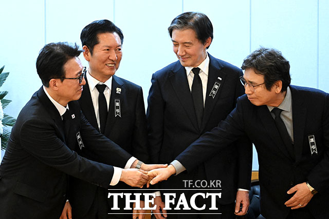 김민석 국무총리(왼쪽 첫번째)가 27일 서울 종로구 서울대학교병원 장례식장에 마련된 고(故) 이해찬 전 국무총리 빈소에서 정청래 더불어민주당 대표(왼쪽 두번째), 조국 조국혁신당 대표(오른쪽 두번째), 유시민 작가(오른쪽 첫번째)와 대화하고 있다. /공동취재단