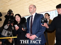  쿠팡 로저스 첫 경찰 조사 12시간 만에 종료…추가 출석 가능성