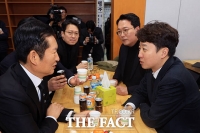  故 이해찬 조문 마치고 대화 나누는 정청래-이준석 [TF사진관]