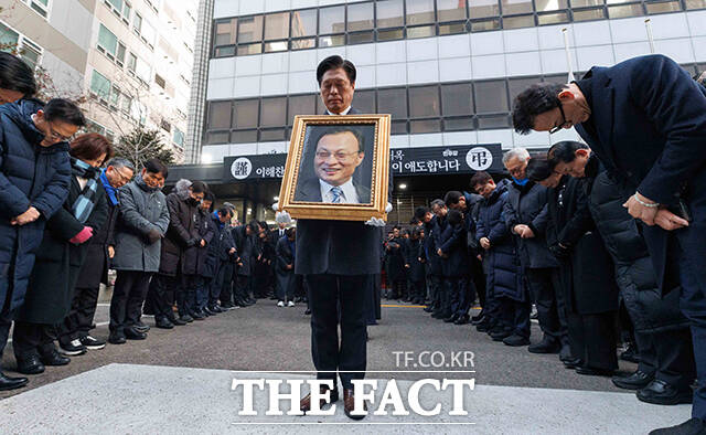 고(故) 이해찬 민주평통 수석부의장의 노제가 31일 오전 여의도 더불어민주당 중앙당사에서 진행된 가운데 조승래 더불어민주당 사무총장이 영정을 들고 당사에서 나오고 있다. /국회=박헌우 기자