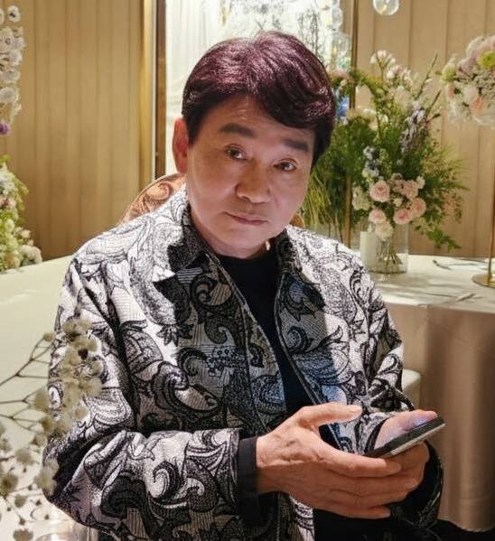 한국 대중 가요계 산증인. 작사·작곡자 겸 음반제작자로 활동해온 신동훈은 화려한 스포트라이트보다는 늘 무대 뒤에서 수많은 명곡의 탄생을 이끌어온 베테랑 제작자다. /뮤직월드