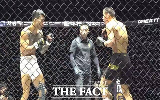 31일 인천 중구 인스파이어 아레나에서 블랙컴뱃 16 경기가 펼쳐지고 있다. 빡세 (왼쪽)이 팬들의 응원 속에 아쉬운 패배를 기록했다. /인천 인스파이어=오승혁 기자