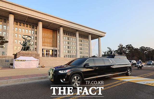 31일 오전 고(故) 이해찬 전 국무총리의 운구차량이 서울 여의도 국회로 진입하고 있다. /국회=박헌우 기자