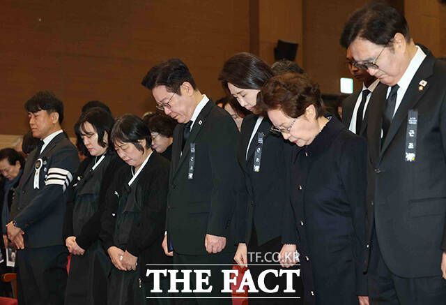 고(故) 이해찬 전 국무총리의 영결식이 31일 오전 서울 여의도 국회 의원회관에서 엄수된 가운데 이재명 대통령 내외가 묵념을 하고 있다. /국회=박헌우 기자