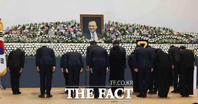 고(故) 이해찬 전 국무총리의 영결식이 31일 오전 서울 여의도 국회 의원회관에서 엄수된 가운데 참석자들이 묵념을 하고 있다. /국회=박헌우 기자