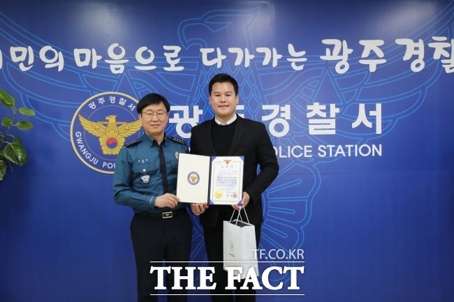 경기도의회 유형진 의원이 지난 29일 이동권 광주경찰서장으로부터 감사패를 받고 있다. /경기도의회