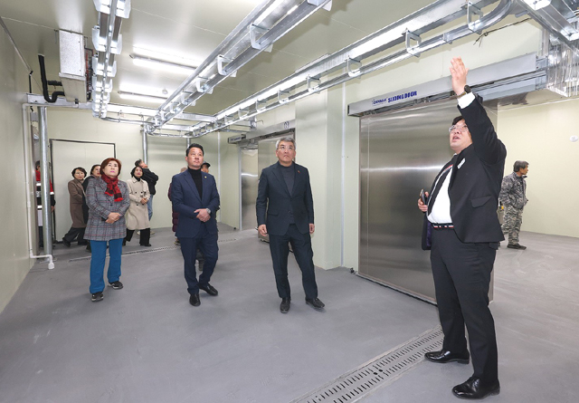 김학동 예천군수(오른쪽)와 강영구 예천군의회의장등이 예천한우 특화센터 시설물을 둘러보고 있다. /예천군