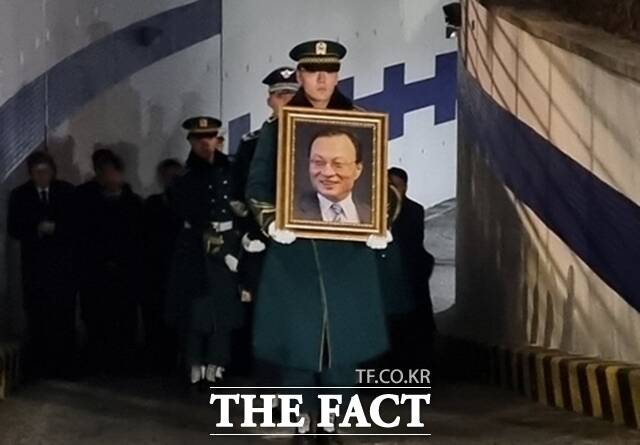 고(故) 이해찬 민주평화통일자문회의 수석부의장의 발인이 31일 엄수됐다. 이 수석부의장은 노제와 영결식을 거쳐 이날 오후 세종시 은하수공원에서 평장으로 거행되는 안장식을 끝으로 영면에 든다. /종로=김정수 기자