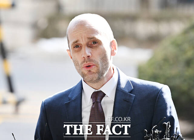 쿠팡의 개인정보 유출 사건과 관련해 셀프조사로 증거인멸 의혹을 받는 해롤드 로저스 쿠팡 한국 임시 대표가 30일 오후 서울 종로구 서울경찰청에 피의자 신분으로 출석해 입장을 밝히고 있다./이새롬 기자