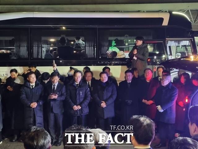 태극기로 덮인 이 수석부의장의 관이 운구 차량에 실리자 모두 묵념하며 고인의 영면을 기렸다. (왼쪽 두 번째 앞줄부터) 김병욱 전 청와대 정무비서관, 방용승 민주평통 사무처장, 권오을 국가보훈부 장관, 김영배 더불어민주당 의원, 윤호중 행정안전부 장관, 김태년 민주당 의원. /종로=김정수 기자