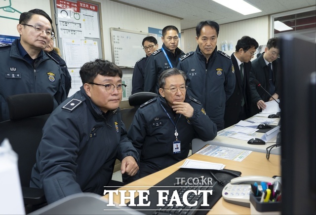 정 장관이 상황통제실을 방문해 교도소 관리 프로그램을 점검하고 있는 모습. /법무부 제공