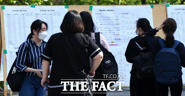 채용 플랫폼 진학사 캐치에 따르면 Z세대 구직자 1778명 가운데 응답자의 82%는 공무원 시험 준비 의향이 없다고 답했다. /더팩트 DB