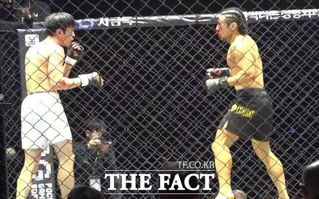 31일 인스파이어 아레나에서 열린 블랙컴뱃 16에서 접전하고 있는 우성훈(오른쪽)과 김성웅 선수의 모습. 우성훈 선수는 꽤나 많은 양의 출혈에도 불구하고 집념의 판정승을 거뒀다. /인천 인스파이어=오승혁 기자