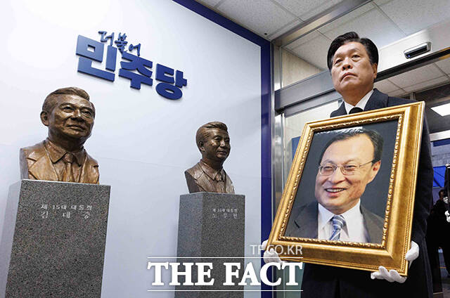 고(故) 이해찬 전 국무총리의 노제가 31일 오전 서울 여의도 더불어민주당 중앙당사에서 엄수된 가운데 조승래 더불어민주당 사무총장이 영정을 들고 당사로 들어서고 있다. /국회=박헌우 기자