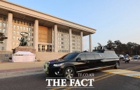  영결식 위해 국회 도착한 고 이해찬 전 총리 운구행렬 [TF사진관]