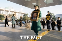  의원회관 도착한 고 이해찬 전 국무총리 영정 [포토]