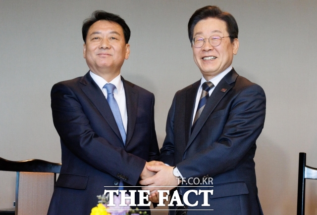 이재명 더불어민주당 대표(오른쪽)가 3월 13일 서울 여의도의 한 중식당에서 이광재 전 국회 사무총장과 회동하고 있다. /국회=박헌우 기자