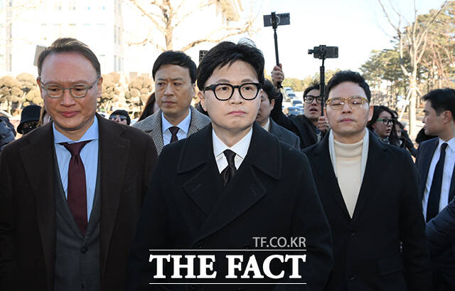 한병도 더불어민주당 원내대표는 1일 국민의힘에서 제명된 한동훈 전 대표가 대규모 토크콘서트를 개최하는 데 대해 해괴한 한동훈식 등급제 유정치라고 비판했다. 이에 한 전 대표는 민주당은 진짜 정치 장사의 본산이라며 참 뻔뻔스럽다고 반박했다. 사진은 한동훈 전 국민의힘 대표 /국회=박헌우 기자