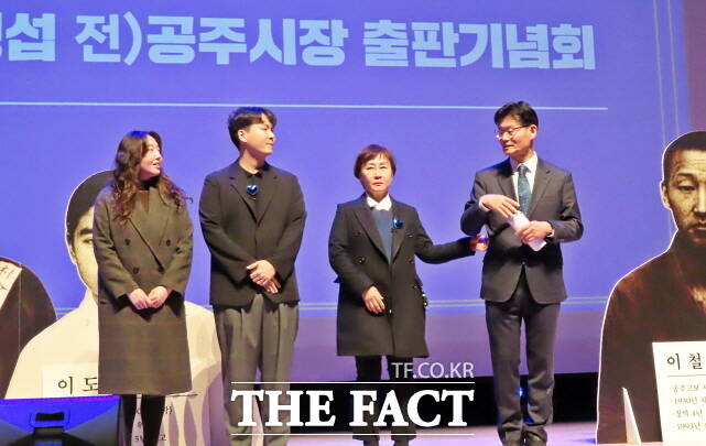 김정섭 전 공주시장이 가족과 함게 인사를 하고 있다. /김형중 기자