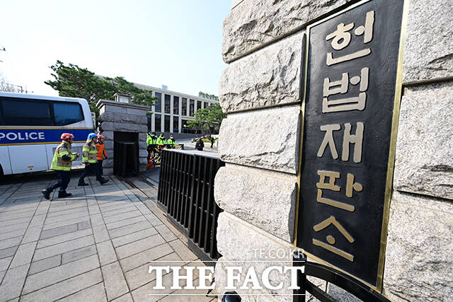 공무원이 퇴직한 뒤 공무 수행 중 발생한 질병이나 부상으로 장애 판정을 받았더라도 장해연금 산정 기준을 퇴직 당시 소득으로 정하도록 한 공무원연금법 조항은 헌법에 어긋나지 않는다는 헌법재판소 판단이 나왔다./남윤호 기자