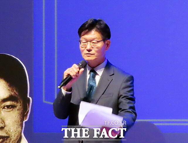 김정섭 전 공주시장이 1일 공주대 백제교육문화관에서 연 출판기념회를 통해 책 소개를 하고 있다. /김형중 기자