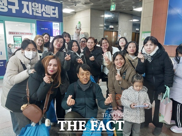 대전봉사체험교실이 1월 31일 오후 2시 대전 중구 센트리아오피스텔 로비에서 나눔을 실천하는 날 행사를 진행하고 있는 가운데 필리핀 출신 다문화 가족들이 대전을 사랑합니다라고 외치고 있다. /선치영 기자