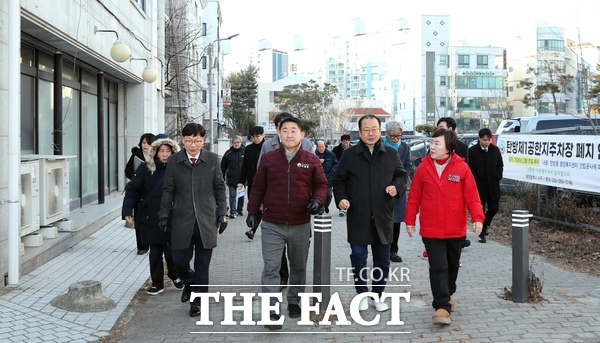 대전시 서구가 지난 1월 30일 2026년 주민들의 다양한 의견을 수렴하기 위한 우리동네, 소통투어 탄방동 방문을 진행한 가운데 서철모 서구청장이 탄방동 일대를 걷고 있다. /대전시 서구