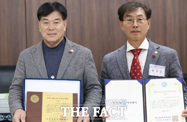 제2회 WFPL 8대 지자체 혁신평가에서 기초자치단체의회 의원 부문 대상을 수상한 김병기의장(왼쪽)과 전규호의원.