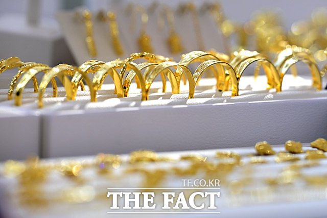 국제 금값과 은값이 나란히 사상 최고치를 찍은 뒤 하루 만에 급락하며 안전자산 랠리의 이면을 드러내고 있다. /남윤호 기자