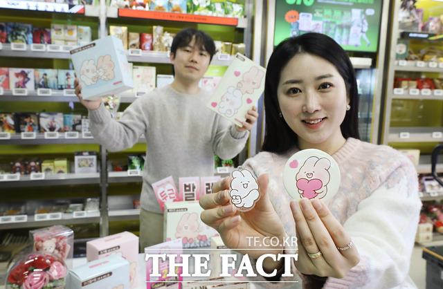 이마트24가 발렌타인데이를 맞아 인기 캐릭터인 슈야토야 IP를 활용해 두근 발렌타인 행사를 진행한다. /이마트24