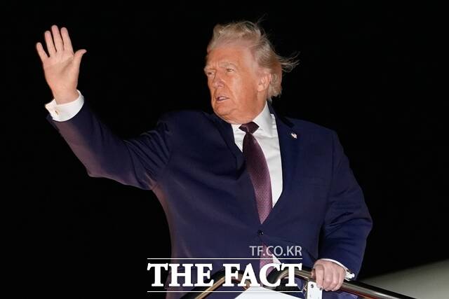 도널드 트럼프 미국 대통령이 케빈 워시 연방준비제도(Fed·연준) 의장 후보자가 금리를 내리지 않는다면 소송을 하겠다고 말했다. 자리를 고려한 트럼프 대통령의 농담이었지만, 그가 제롬 파월 현 연준 의장의 금리 동결 정책에 노골적으로 불만을 표하고 있는 터라 완전한 농담으로 받아들이긴 어렵다는 평가도 나온다. /AP·뉴시스