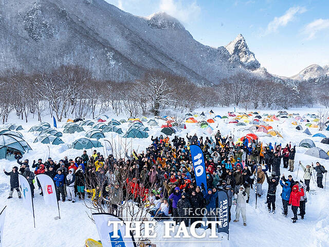 지난해 나리분지에서 열린 울루랄라 설국 모험 설산 하이킹행사 참가자들이 단체 기념사진을 찍으며 즐거워 하고 있다. /김성권 기자
