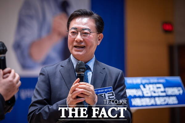 대전시 동구청장 출마를 준비중인 남진근 전 대전시의원이 지난달 31일 대전대학교 혜화문화관에서 저서 남진근의 대전 동구 사용설명서 출판기념회를 개최했다. /남진근 전 대전시의원 제공