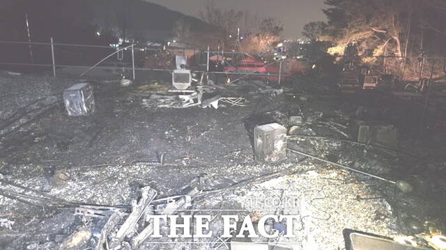 1일 새벽 충남 아산시 초사동 캠핑장에서 불이 나 텐트 3동이 전소되고 1동은 일부가 불에 탔다. 사진은 화재 현장 모습. /아산소방서