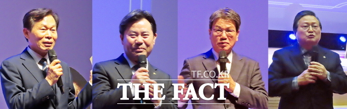 나소열 전 충남도 정무부지사(왼쪽부터), 박정현 부여군수, 김돈곤 청양군수, 이일주 공주시문화원장 등이 축사하고 있다. /김형중 기자