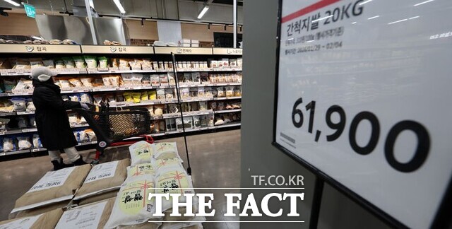 쌀값이 석 달 만에 최고치를 기록한 1일 오후 서울 시내의 한 대형마트에 쌀이 진열돼 있다. /뉴시스