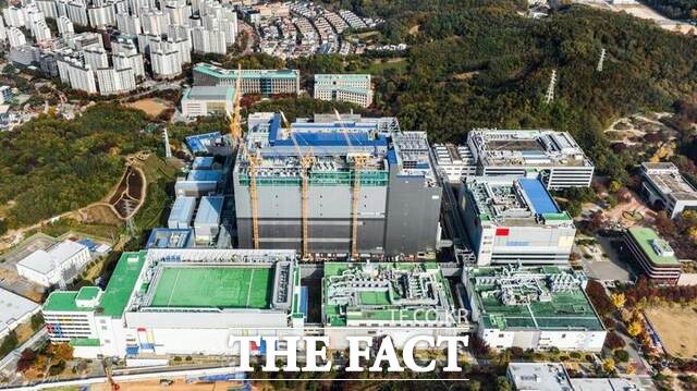 삼성전자가 반도체 R&D의 상징인 기흥캠퍼스 SR5를 철거하고 새 연구동을 건설해 AI·차세대 반도체 연구 인프라를 강화한다. /삼성전자