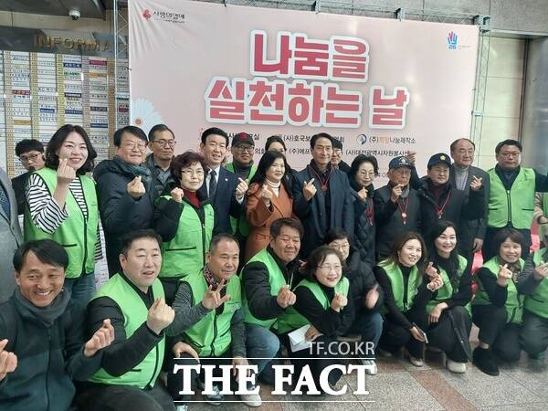 대전봉사체험교실이 1월 31일 오후 2시 대전 중구 센트리아오피스텔 로비에서 떡국떡과 고기 고명 등 1000세트를 전달하는 나눔을 실천하는 날 행사가 마무리된 후 임원들이 기념사진을 촬영하고 있다. /선치영 기자