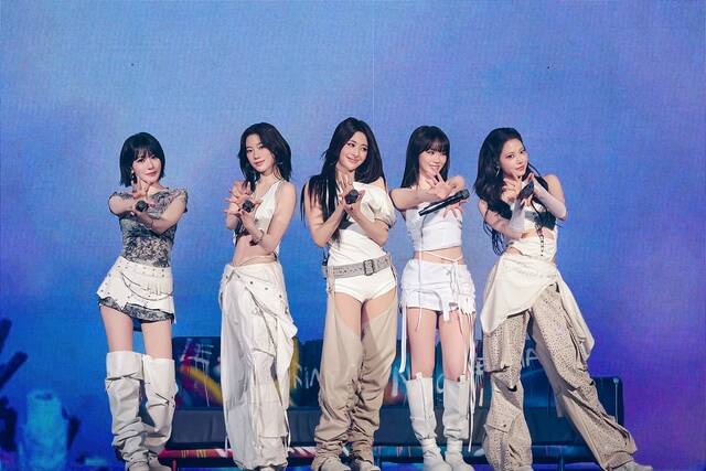 그룹 르세라핌의 사쿠라 카즈하 허윤진 김채원 홍은채(왼쪽부터)가 1일 오후 서울 송파구 잠실 실내체육관에서 월드투어 EASY CRAZY HOT(이지 크레이지 핫)의 서울 앙코르 콘서트를 개최했다./쏘스뮤직