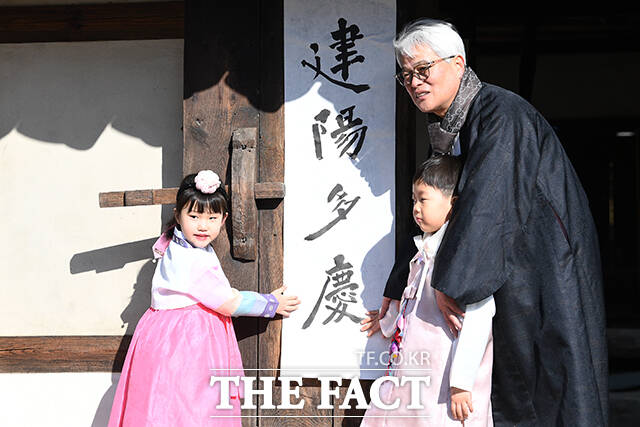 사진은 절기상 입춘인 지난해 2월3일 서울 종로구 국립민속박물관에서 한복을 차려입은 서예가와 어린이들이 봄을 환영하고 행복을 기원하며 입춘첩을 붙이고 있는 모습. /서예원 기자
