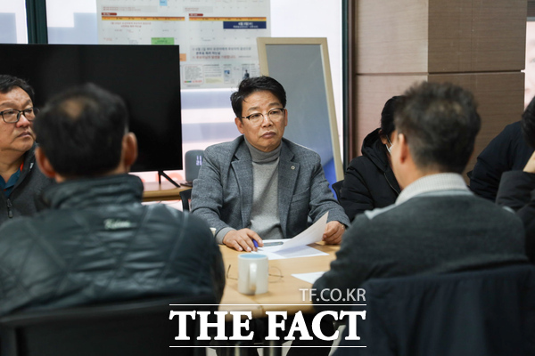 김찬술 전 대전시의회 의원이 2일 대전시 대덕구 중리동 사무실에서 대전산단과 공구상가 관계자, 대덕구민 등 10여 명이 참석한 가운데 대전산업단지 관련 의견 수렴 간담회를 열었다. /김찬술 전 대전시의원