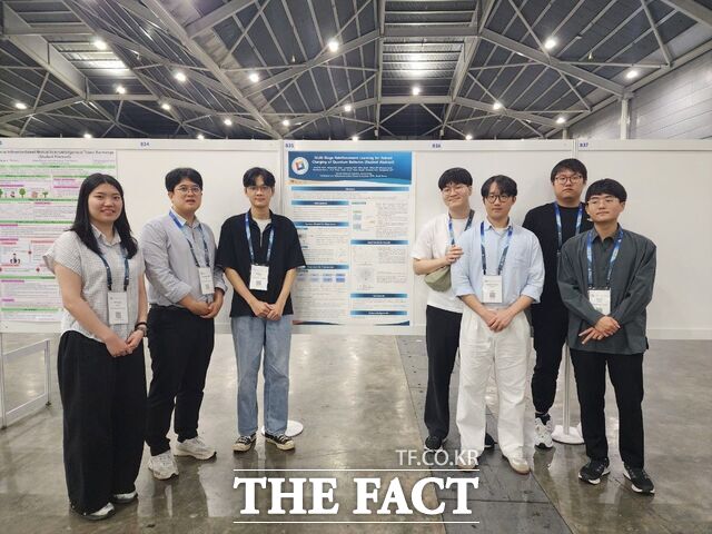 세계 최고 권위 인공지능 학술대회인 AAAI 2026에서 학생논문을 발표한 국립한밭대 컴퓨터공학과 학부생들과 이상금 지도교수(왼쪽에서 두 번째)가 함께 기념촬영하고 있다. /한밭대