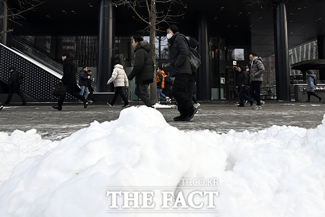 서울 영등포구 여의도환승센터 인근에서 시민들이 발걸음을 재촉하고 있다.